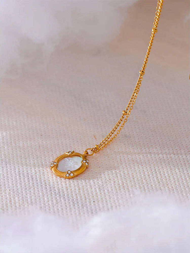 Zircon Shell Pendant Statement Necklace - Ecru