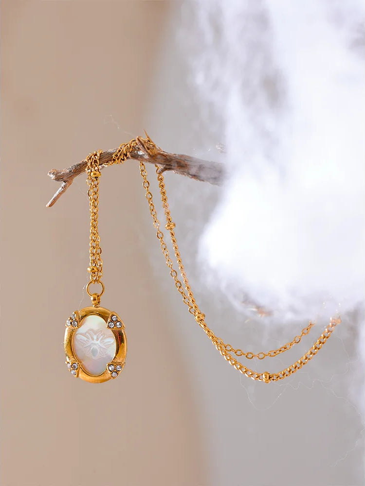 Zircon Shell Pendant Statement Necklace - Ecru