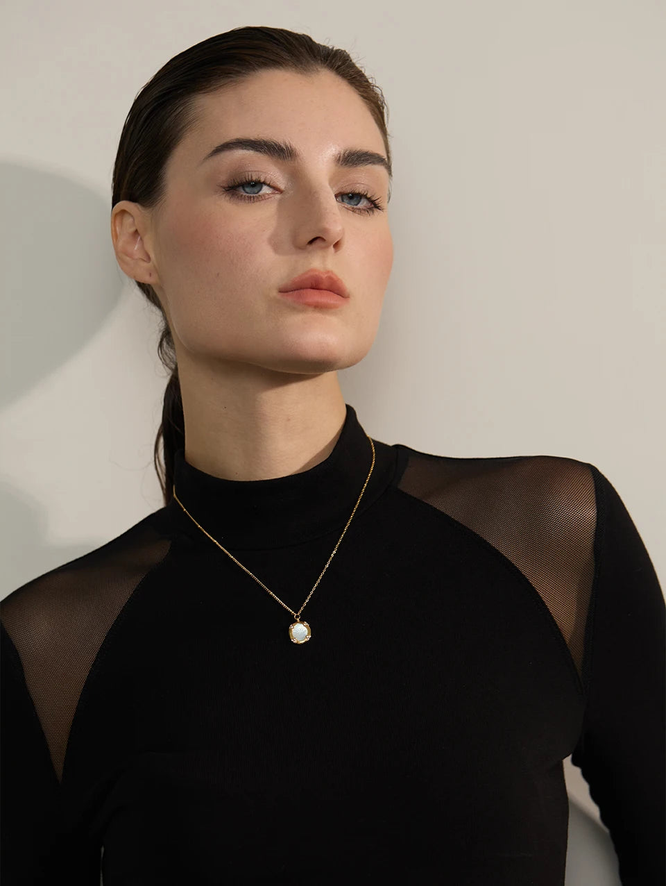 Zircon Shell Pendant Statement Necklace - Ecru
