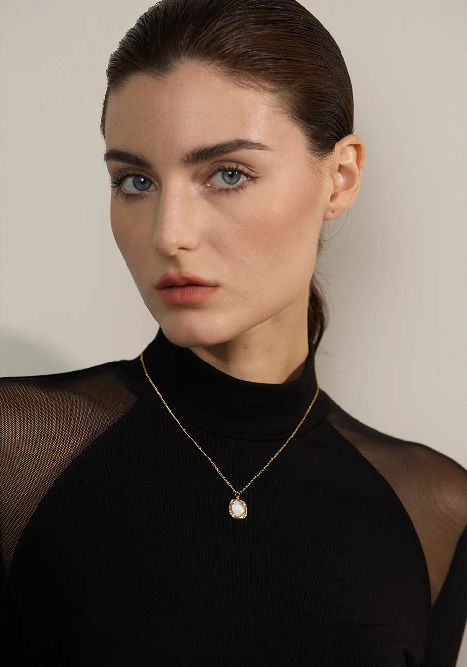 Zircon Shell Pendant Statement Necklace - Ecru