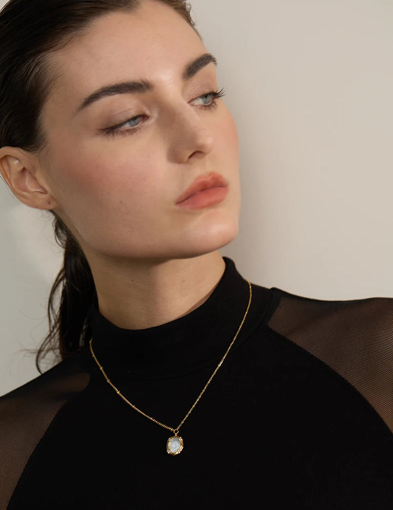 Zircon Shell Pendant Statement Necklace - Ecru