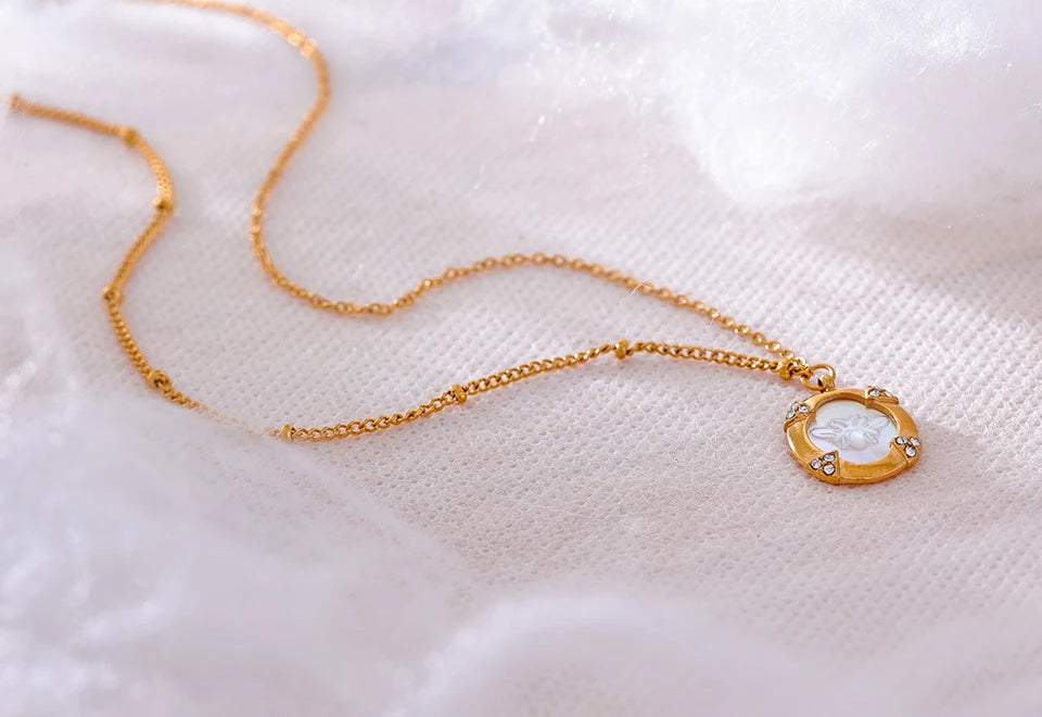 Zircon Shell Pendant Statement Necklace - Ecru