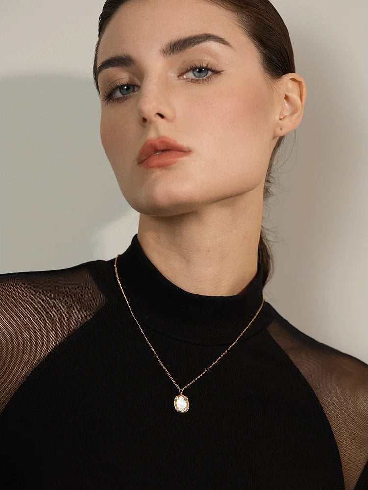 Zircon Shell Pendant Statement Necklace - Ecru