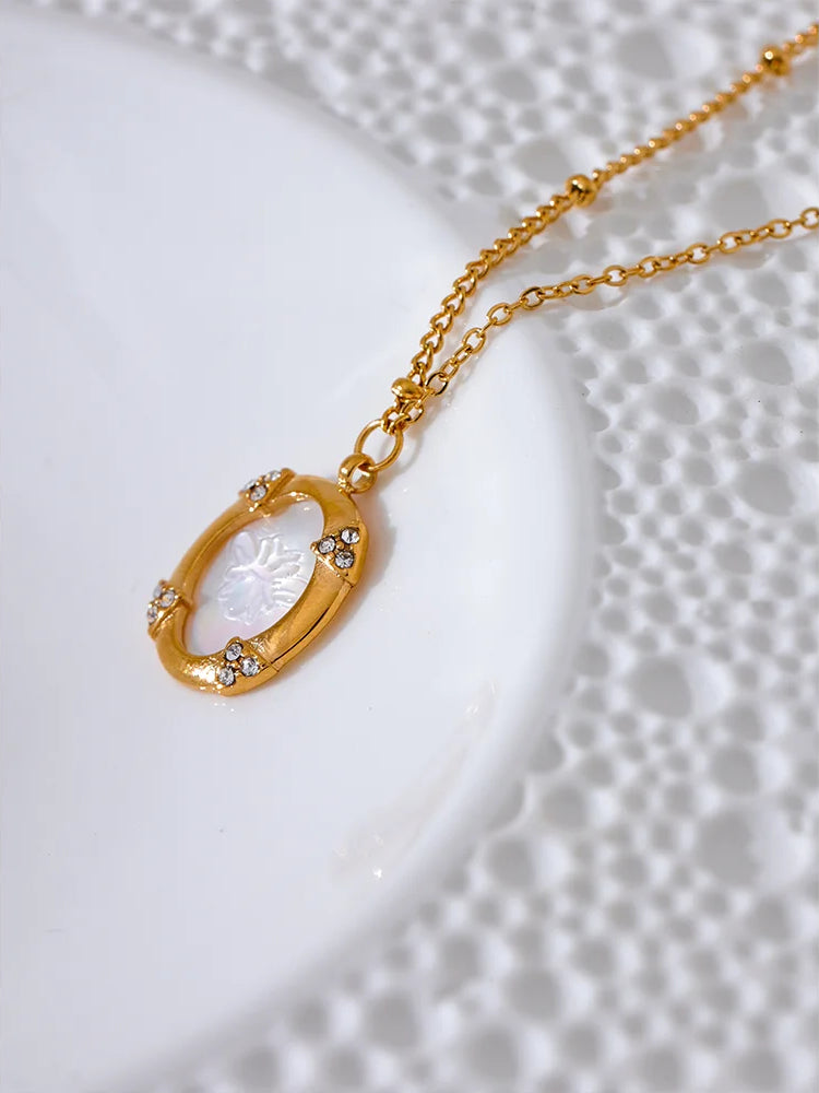 Zircon Shell Pendant Statement Necklace - Ecru